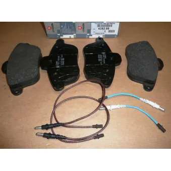 Jeu de 4 plaquettes de frein avant OE 425295