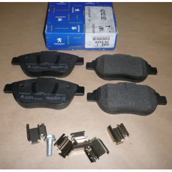 Jeu de 4 plaquettes de frein avant OE 425252